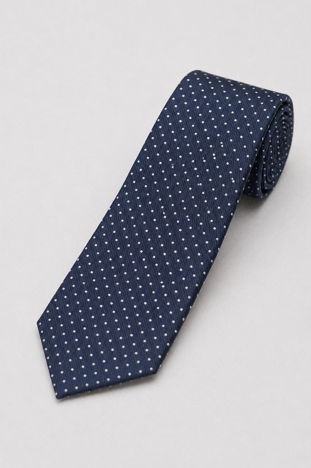 Corbata azul marino de puntos